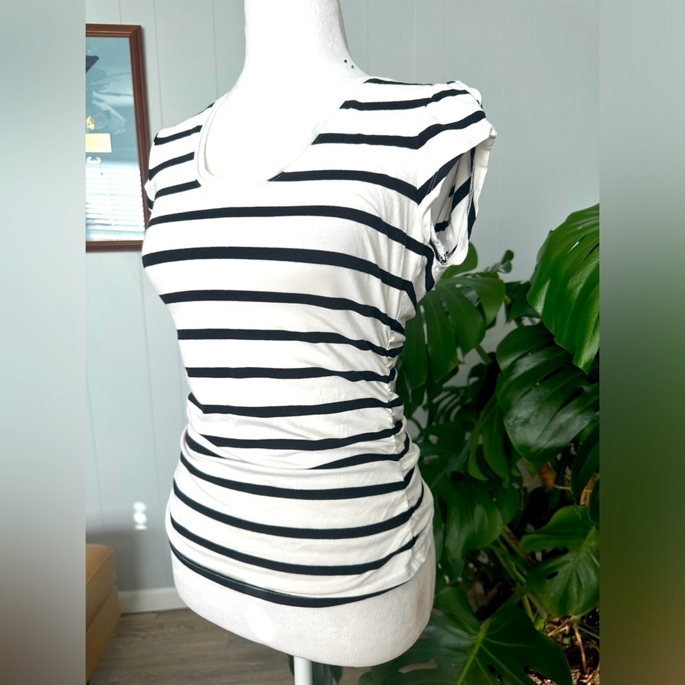 🛍️ White House. Black M.   Tee Size XS